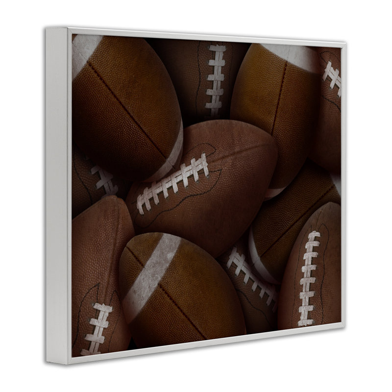 «Bin Of Footballs», estampe numérique, conception de Marcus Prime, H 16 po x l 20 po