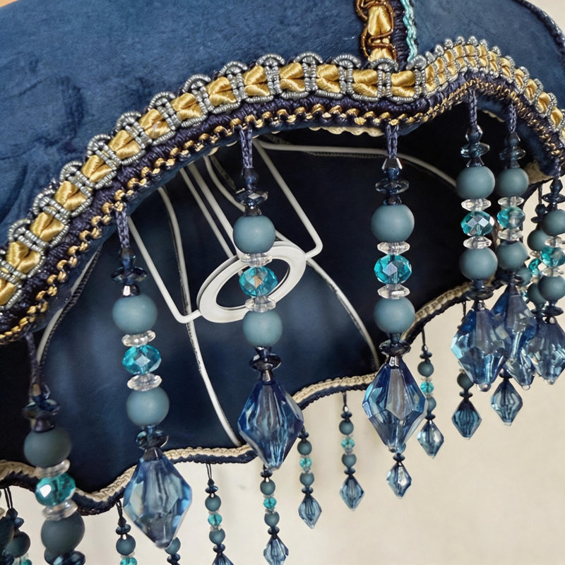 Lampe de table traditionnelle en velours bleu royal avec pampilles