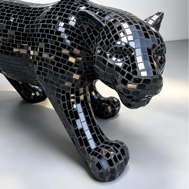 Table basse avec dessus en verre et base en mosaïque noire faite à la main, ornée d'une statue de panthère ; sculpture animale glamour pour le salon.