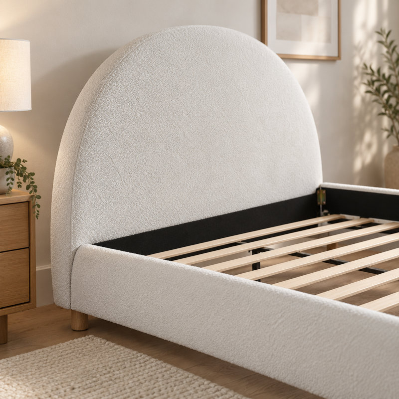 Lit plateforme en tissu bouclé Kazuko avec tête de lit arquée., Grand lit, Blanc