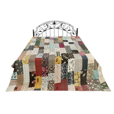 Couvre-lit multicolore en coton Exotic India avec broderie Kantha et patchwork