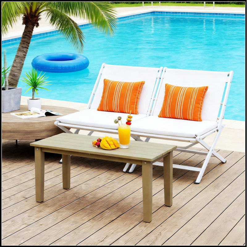 Table basse d'extérieur résistante aux intempéries avec plateau à lattes pour un entretien facile et un décor de patio élégant