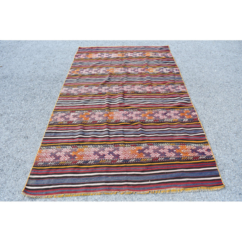 Tapis turc tissé à la main avec un motif rayé coloré dans un motif géométrique éclatant avec des rouges et des oranges riches pour un décor traditionnel