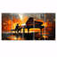 Ensemble de décorations murales oranges et pianistes orange sur scène-373403693