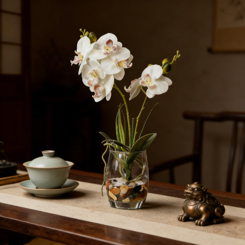 Centre de table orchidée artificielle blanche dans un vase en verre, arrangement floral de phalaenopsis réaliste avec des pierres décoratives pour la décoration de table de bureau à domicile