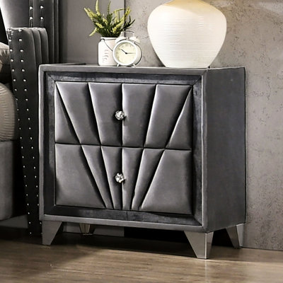Table de chevet Alise avec tissu gris, pieds, plateau en verre, cristal, cadre entièrement rembourré, 2 tiroirs, armoire de chevet transitionnelle, revêtement en tissu acrylique, style contemporain