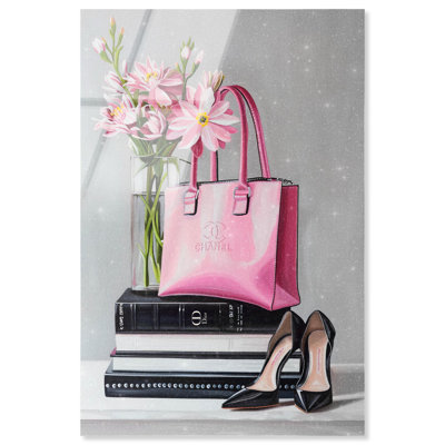Délicat sac à main rose et livres en verre acrylique sans cadre ultra-brillant, mode par Art Remedy, prêt à accrocher, 36 x 54