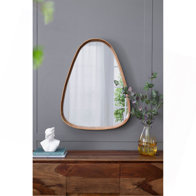 Miroir unique à cadre en bois irrégulier pour rehausser la décoration intérieure