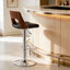 Tabouret de bar pivotant et réglable en bois courbé, style contemporain moderne et élégant, avec dossier en bois courbé, assise et dossier incurvés et finition matelassée en losanges.