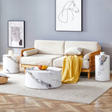 Ensemble de tables basses modernes et minimalistes de trois tables basses en MDF à motif de marbre. La table cylindrique avec son motif peut être facilement intégrée dans une variété de styles d'intérieur.