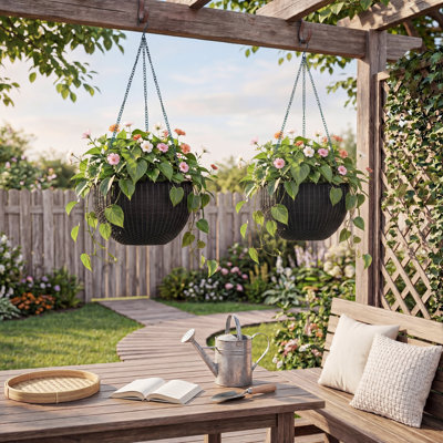 Jardinière suspendue à auto-arrosage 13,8 pouces - 2 paniers en rotin de résine avec bouchon de drainage, pot intérieur profond et triple chaîne en métal robuste, pot de fleur intérieur / extérieur
