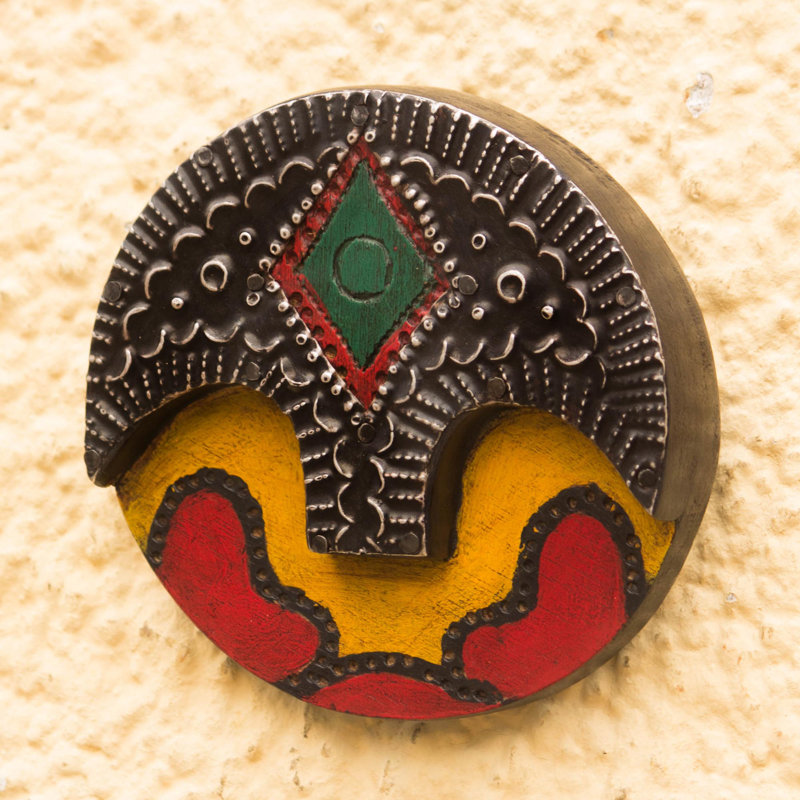 Masque rond en bois africain