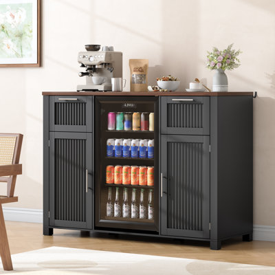 Meuble-bar de 53,2 pouces avec compartiment réfrigérateur et prise électrique