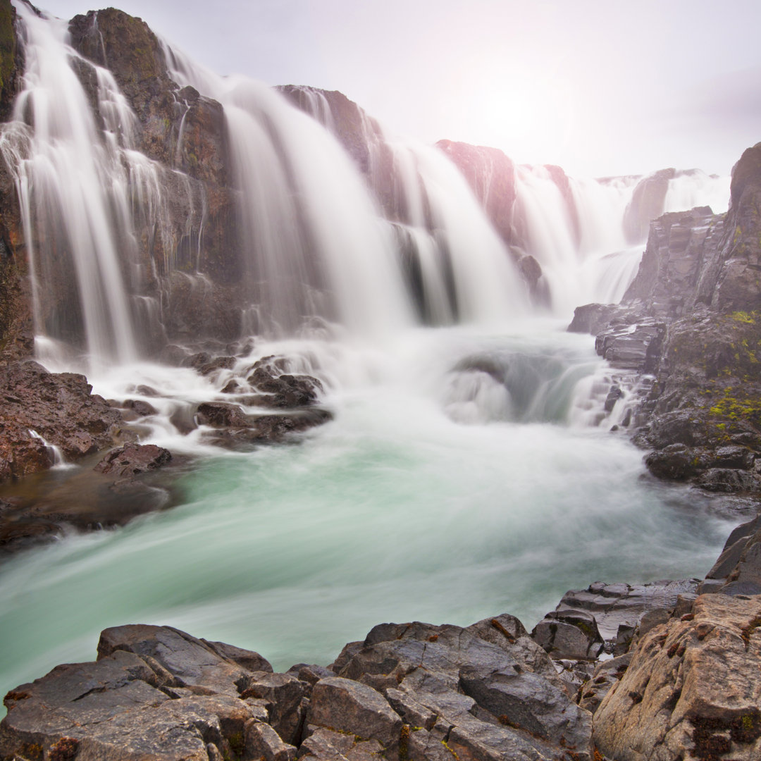 Sonne über dem Kolufossar-Wasserfall von Xavierarnau - Leinwand-Kunstdrucke