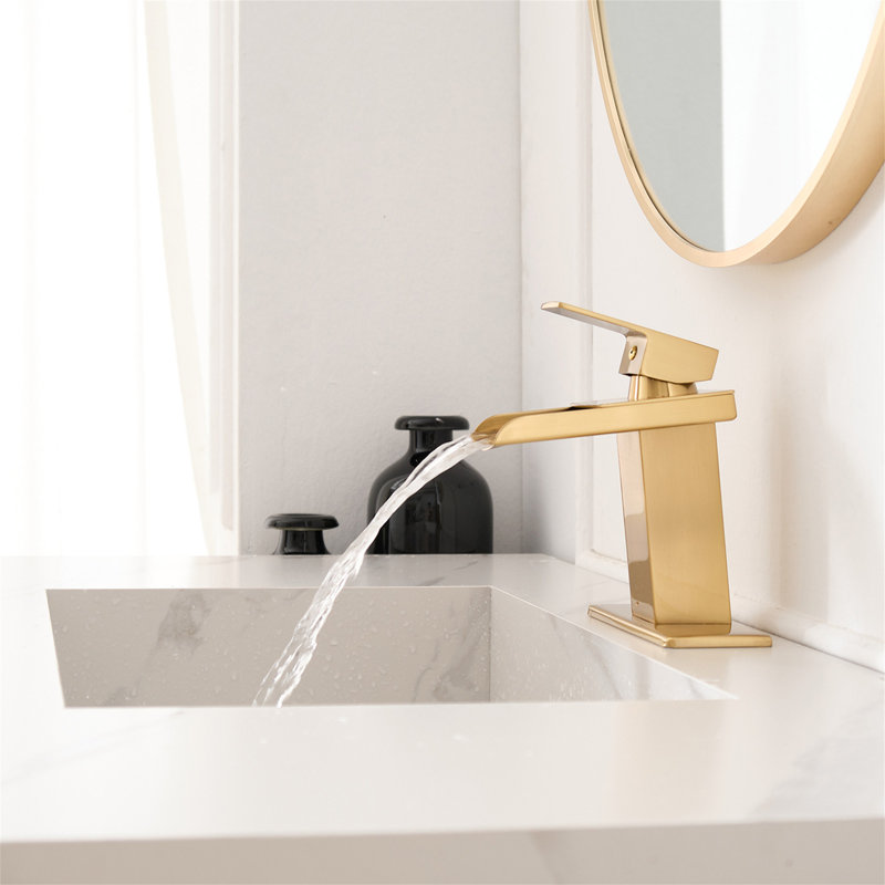 Single-handle Bathroom Faucet with Drain Assembly, Gold