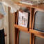 Brun massif + bois manufacturé + vitrines