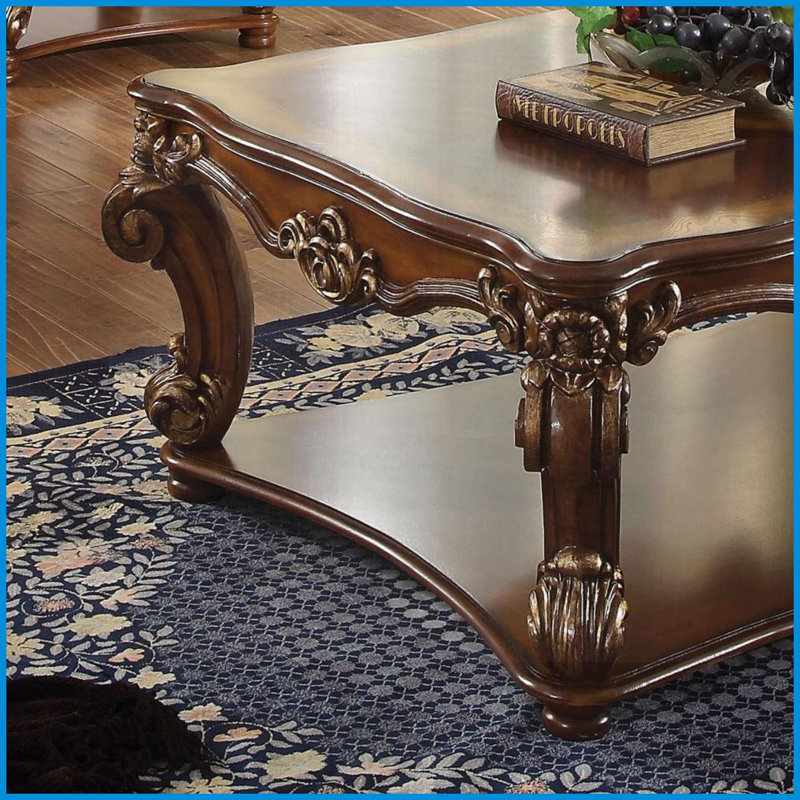 Table basse en cerisier avec tablette inférieure: conception élégante à volutes pour le rangement dans le salon