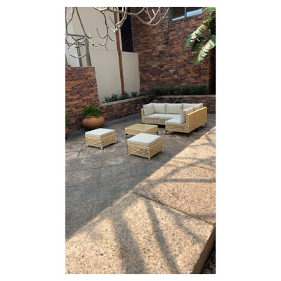 Table basse d'extérieur avec plateau en verre trempé, table de patio en osier tissé à la main avec structure en métal, table basse en rotin toutes saisons pour meubles de patio, balcon, cour ou jardin