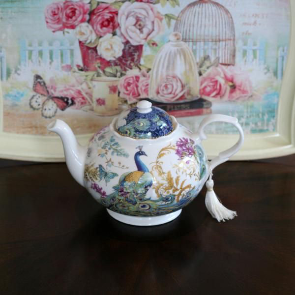 Théière en porcelaine peacock Lathan