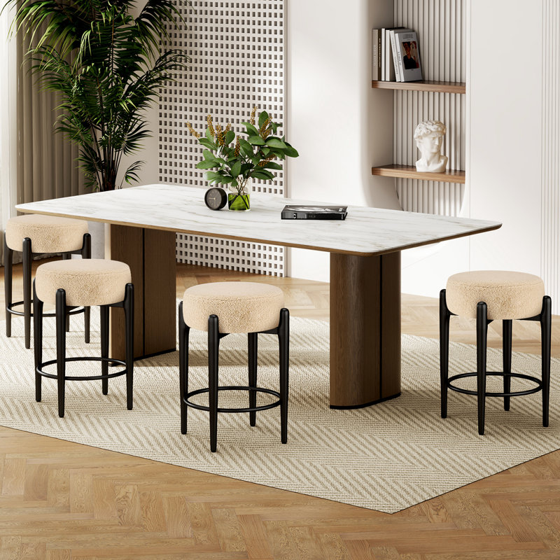 De 4 chaises de salle à manger sans dossier avec esthétique Mid-Century, revêtement beige bouclé, métal, coussin moelleux haute densité, repose-pieds pour confort, tabourets modernes rembourrés, structure en métal stable, rembourrage,