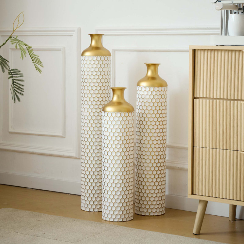 Ensemble de vases modernes en forme de gouttelettes en métal avec une finition blanche élégante, des hauteurs à trois niveaux et une surface émaillée de qualité supérieure pour une décoration intérieure élégante.