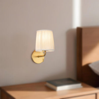 Luminaire mural / pour salle de bain Andrewson en or brossé 10 po avec abat-jour en lin blanc plissé Andrewson