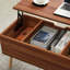 Table basse à plateau relevable simple Kedus avec compartiment caché et tablette de rangement réglable