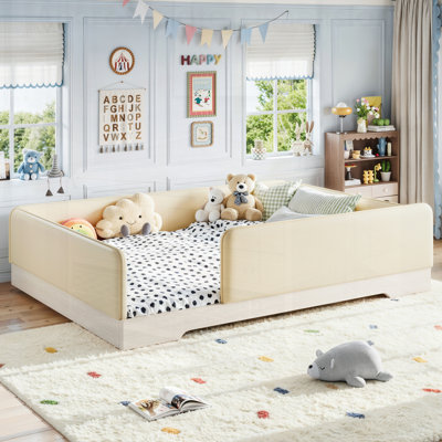 Lit de plancher rembourré à profil bas pour enfants avec plateforme conçue par Montessori, barrières de sécurité amovibles et finition en similicuir doux pour un sommeil indépendant et sécuritaire.