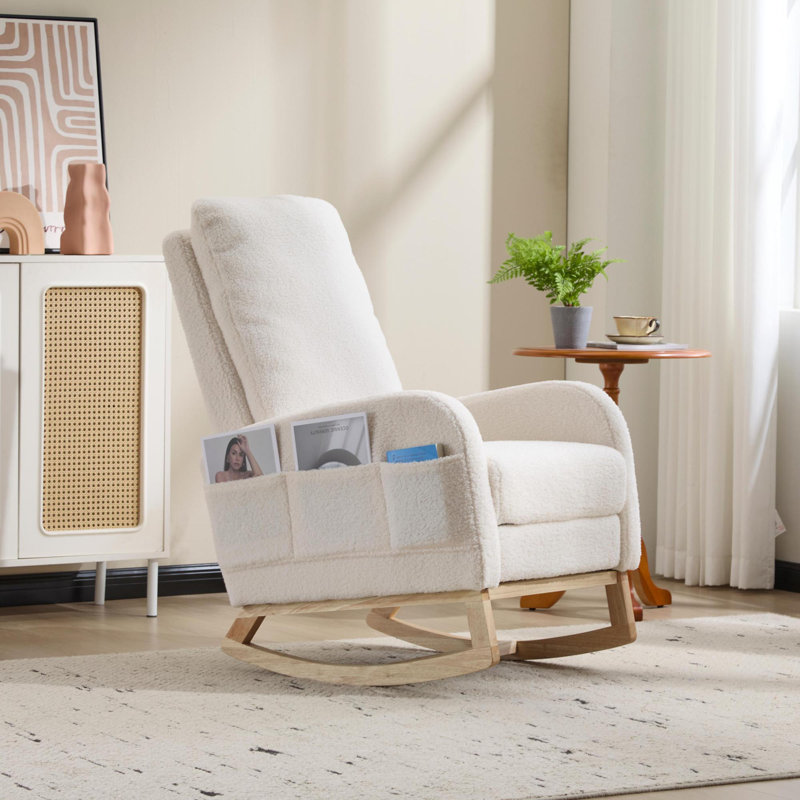Chaise berçante confortable et moderne avec revêtement en peluche et pieds en bois, parfaite pour la maison