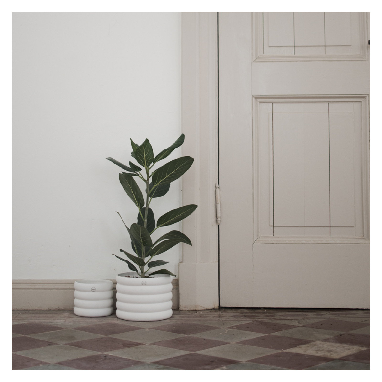 Ceramic Table Vase, 6.5" H x 7.87" W x 7.87" D