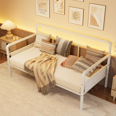 Structure de lit de jour pleine grandeur en métal robuste avec tête de lit en bois rétro, accoudoirs courbés et support en lattes d'acier, canapé-lit d'une capacité de 660 lb avec rangement sous le lit, sans sommier tapissier, blanc