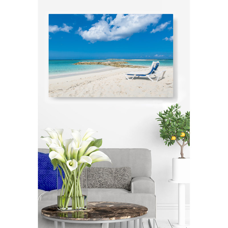 Mccutchen Chaise Lounge and Paradise Beach View - reproduction de photo sur toile tendue, H 26 po x l 50 po x P 1,5 po