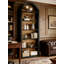 Bibliothèque à 6 niveaux avec plateau arqué et panneau arrière en bois naturel, tablette haute autoportante ouverte, idéale pour le salon, la chambre ou le bureau, style ferme moderne, finition noire.