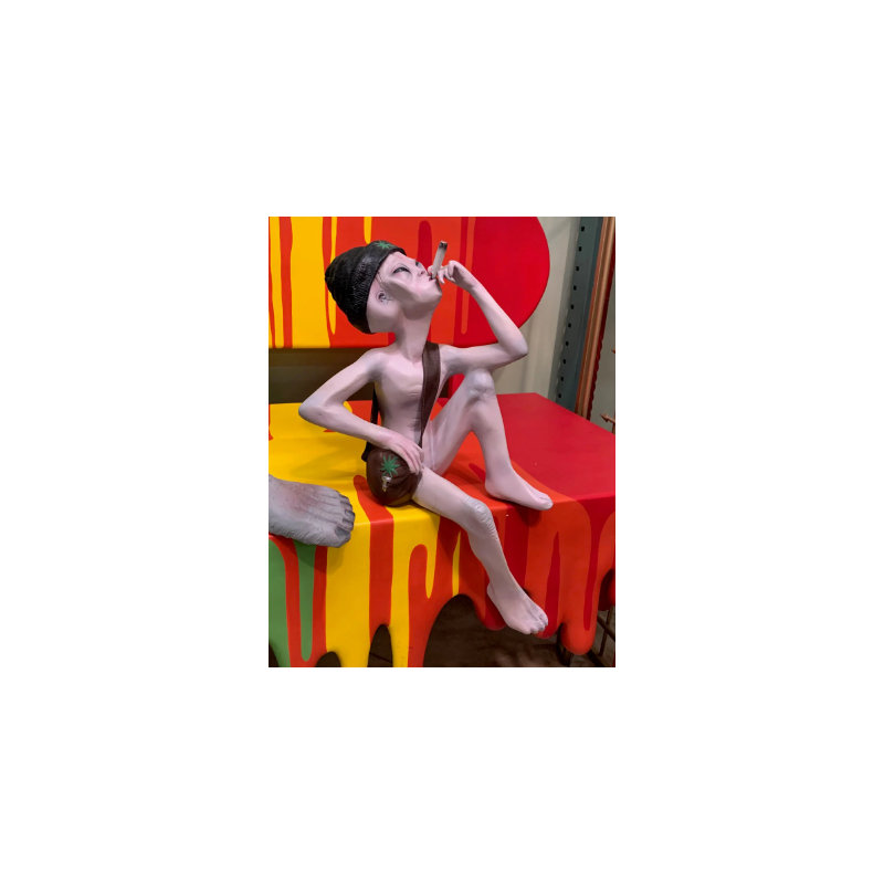 Statue de Jahde fumant un extraterrestre assis
