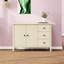 Buffet moderne à 3 tiroirs et 2 portes avec finition grain de bois, texture en forme de losange et poignées confortables Armoire de rangement élégante Poignées noires, charnières en métal, espace réglable