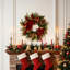Couronne de Noël pré-illuminée de 61 cm de diamètre avec ornements rouges et dorés