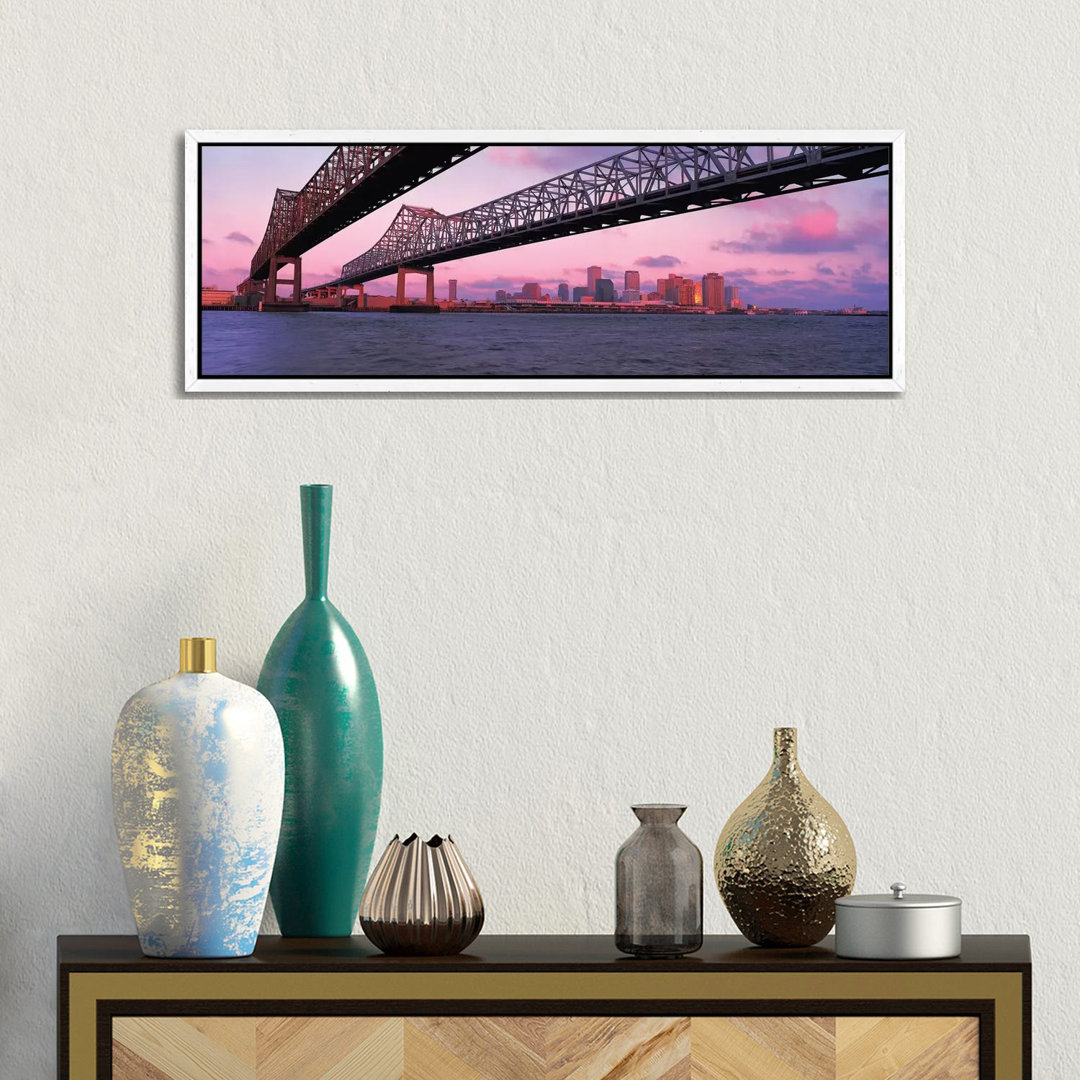 Nola Panoramic Skyline Cityscape (Bridge - Sunset) von Unbekannter Künstler - Floater Frame Panoramic Gallery-Wrapped Ca...