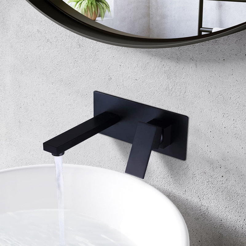 Robinet de salle de bain fixé au mur