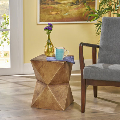 Petite table d'appoint de jardin avec balcon et peu d'espace