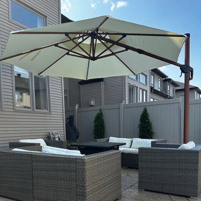 Parasol en porte-à-faux rond en bois avec base Epperly