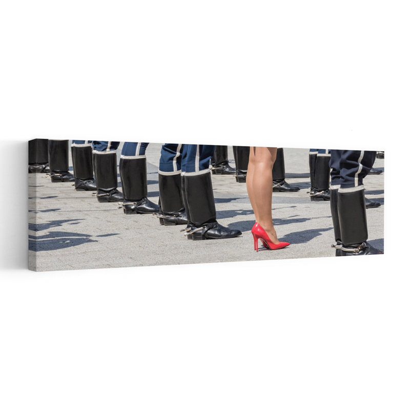«Red Heels Stand Tall Elegant», art mural contemporain, H 48 po x l 16 po
