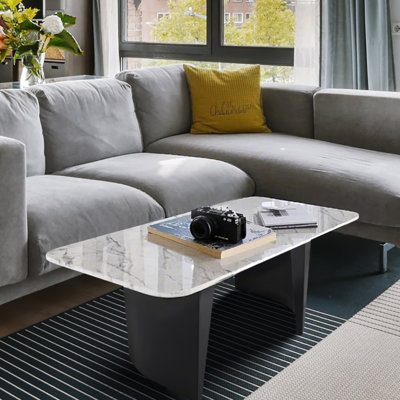 Table basse moderne moderne 47 po, plateau en faux marbre blanc, cadre en métal
