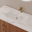Meuble-lavabo moderne spacieux avec lavabo en céramique, détails dorés et rangement