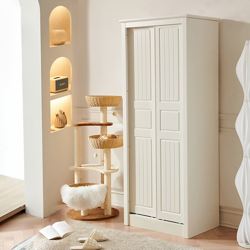 Armoire moderne à portes coulissantes minimaliste peinte.