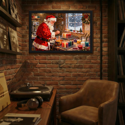 Père Noël faisant des bougies dans un atelier