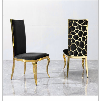 Ensemble luxueux de chaises de salle à manger en velours avec dossier unique et pieds en acier inoxydable doré, parfait pour les salles à manger élégantes.