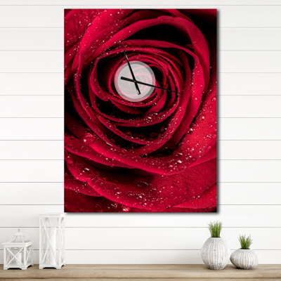 Horloge murale moderne pétales de rose rouge avec gouttelettes de pluie