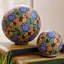 Figurine florale abstraite et globe-24388655