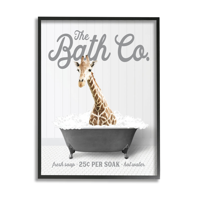 Trinx, girafe dans un bain moussant, estampe numérique encadrée par lettrage et doublure, H 30 po x l 24 po x P 1,5 po