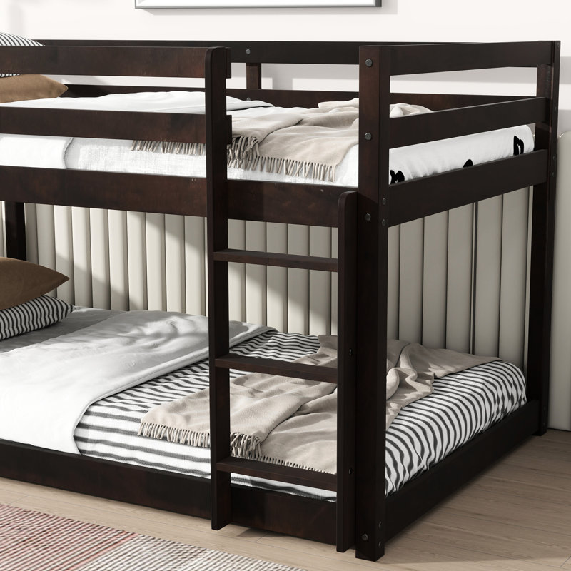 Lit simple superposé au-dessus d'un lit mezzanine, fabriqué en bois d'hévéa de qualité pour un lit stable avec structure et commodité